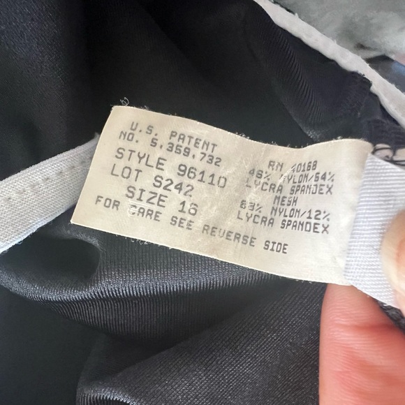 Miraclesuit Black & White Stripe One-Piece Swimsuit Size 16 – Shaping Low Back - Picture 5 of 6